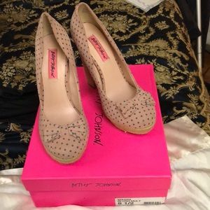 Betsy Johnson Maggi blush platform heels